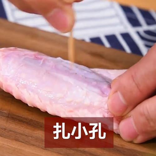 柠檬酸辣烤翅的做法步骤：1