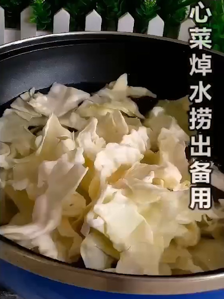 凉拌手撕卷心菜的做法步骤：1