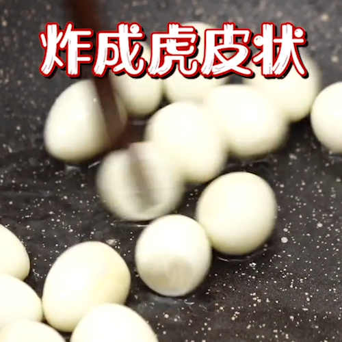虎皮鹌鹑蛋红烧肉的做法步骤：2