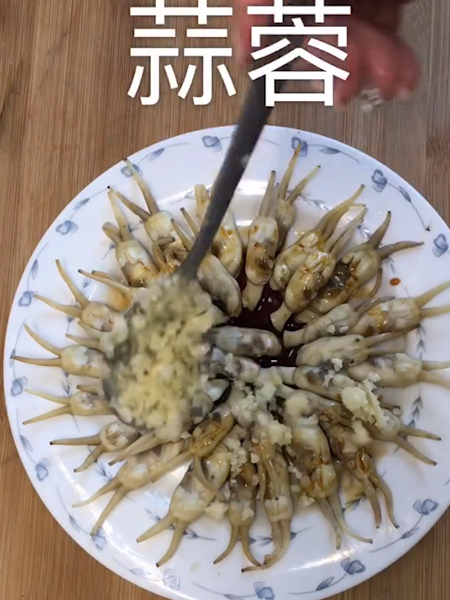 蒜蓉响油蛏子的做法步骤：2