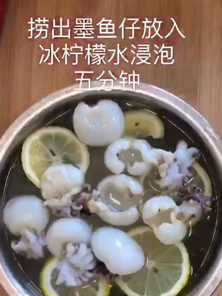 韩式凉拌墨鱼仔的做法步骤：2