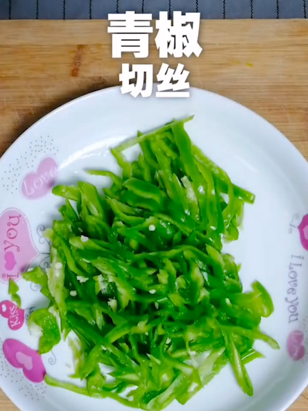 辣椒炒肉的做法步骤：1