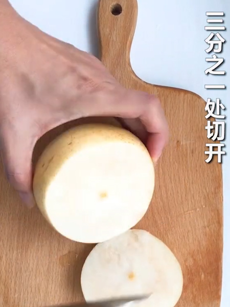 冰糖雪梨的做法步骤：1