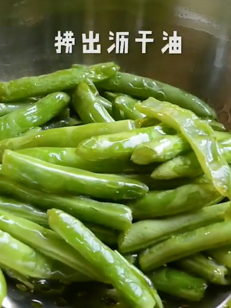 干煸四季豆的做法步骤：2