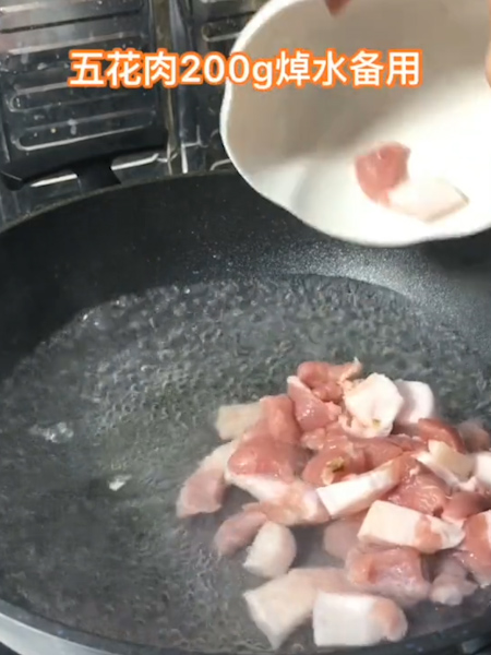 白菜猪肉炖粉条的做法步骤：1