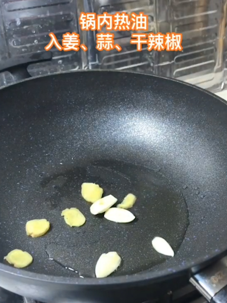 白菜猪肉炖粉条的做法步骤：2