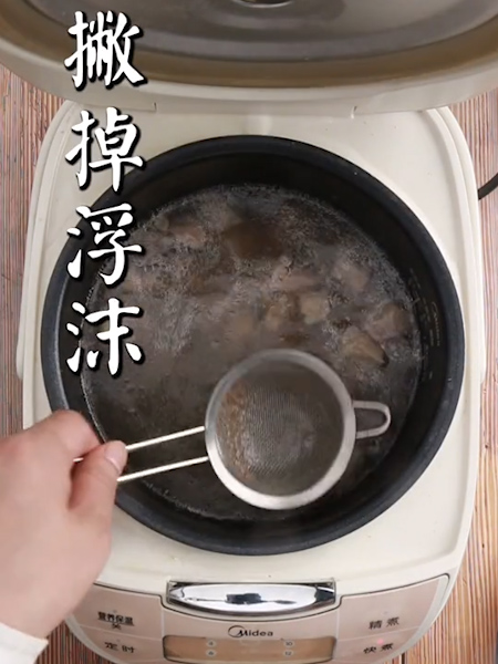 电锅番茄牛腩的做法步骤：3