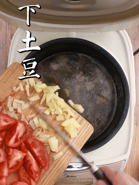 电锅番茄牛腩的做法步骤：4