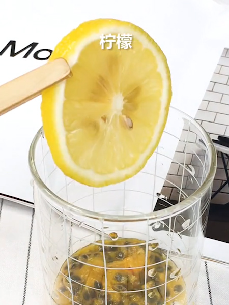 百柠檬百香果水的做法步骤：2