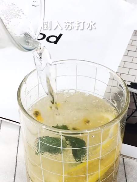 百柠檬百香果水的做法步骤：3