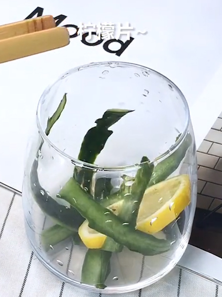 黄瓜皮柠檬水的做法步骤：2