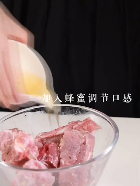 柠檬蜜汁排骨的做法步骤：2