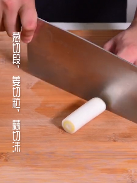 剁椒鱼头的做法步骤：1