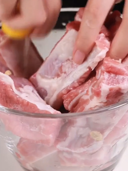 柠檬蜜汁排骨的做法步骤：1