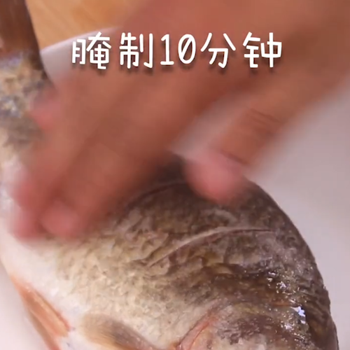 香菇豆腐鲫鱼汤的做法步骤：1
