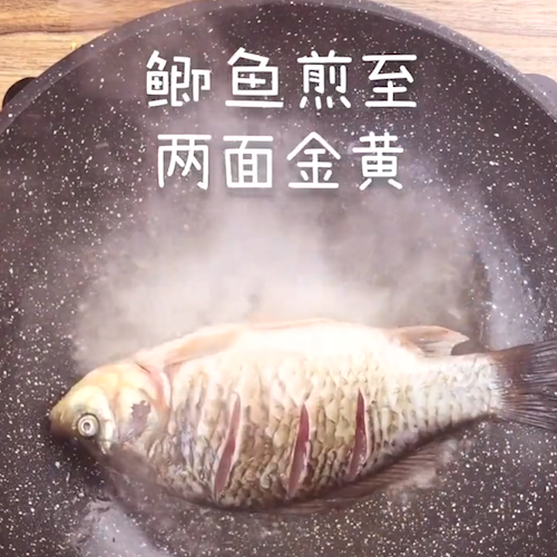 香菇豆腐鲫鱼汤的做法步骤：3