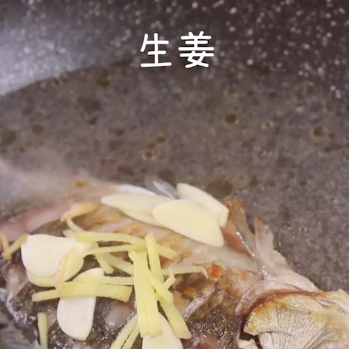 香菇豆腐鲫鱼汤的做法步骤：4