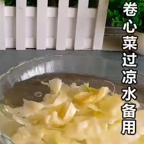 凉拌手撕卷心菜的做法步骤：2