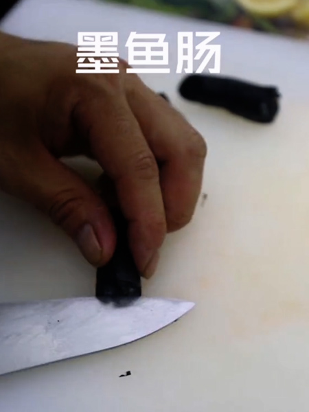 煎墨鱼肠的做法步骤：1
