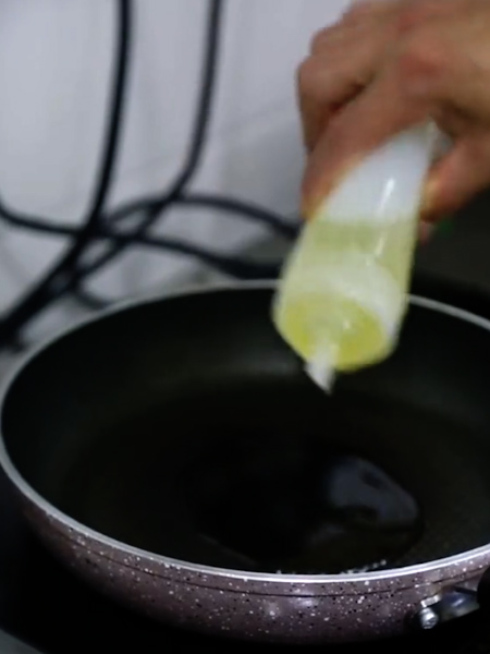 煎墨鱼肠的做法步骤：2