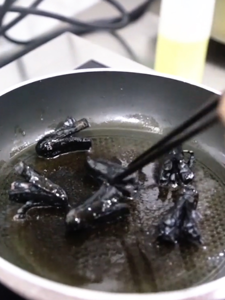 煎墨鱼肠的做法步骤：3