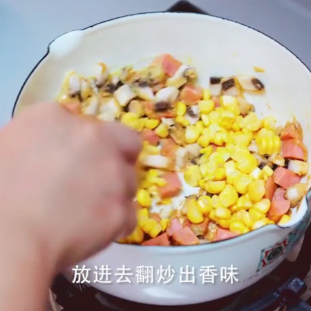 奶油蘑菇玉米汤的做法步骤：2