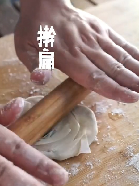 馄饨皮葱油饼的做法步骤：5
