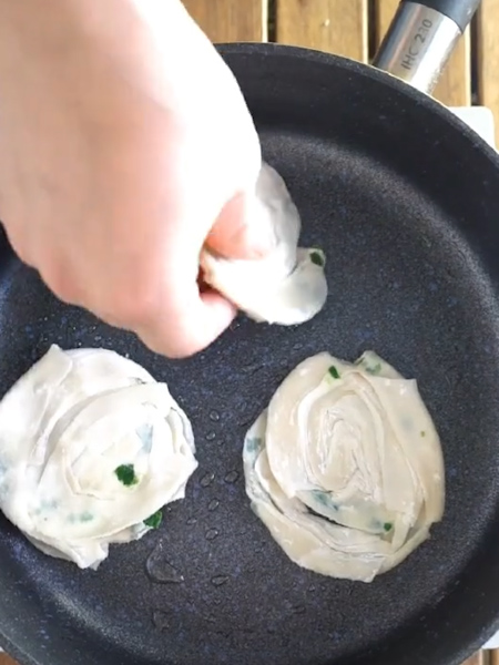 馄饨皮葱油饼的做法步骤：6