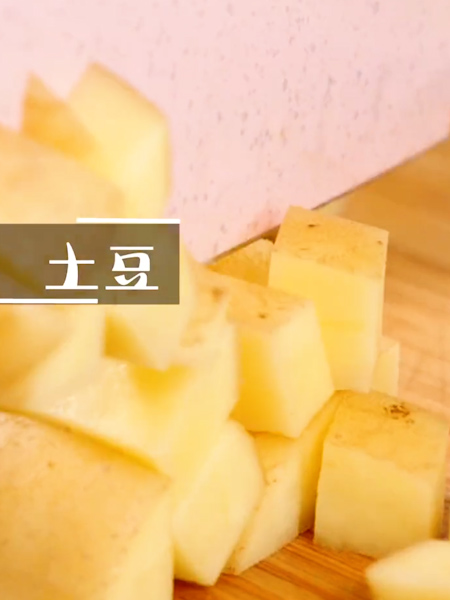 土豆焖面的做法步骤：1