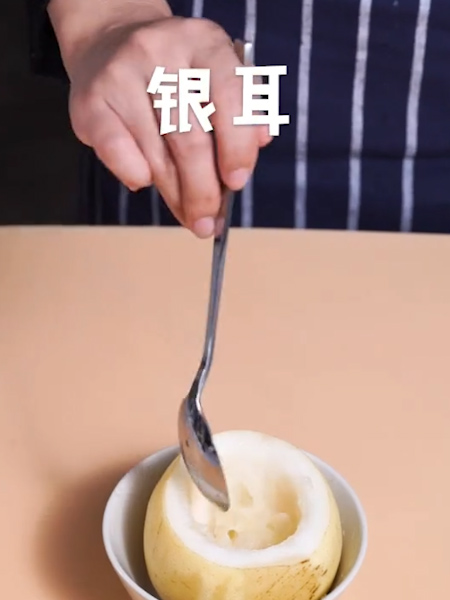 冰糖雪梨的做法步骤：2
