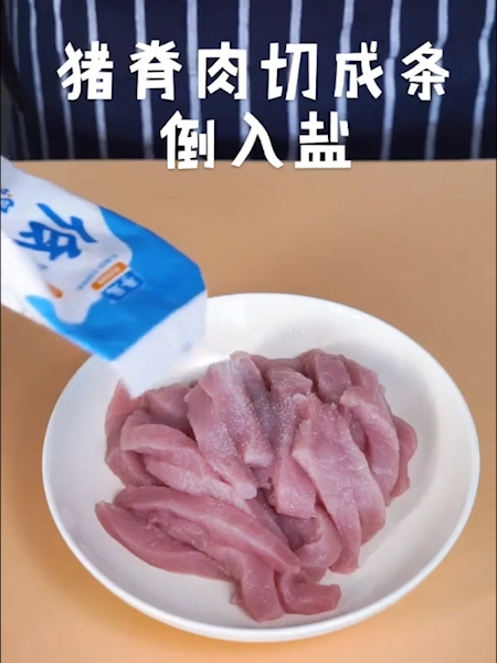 糖醋里脊的做法步骤：1