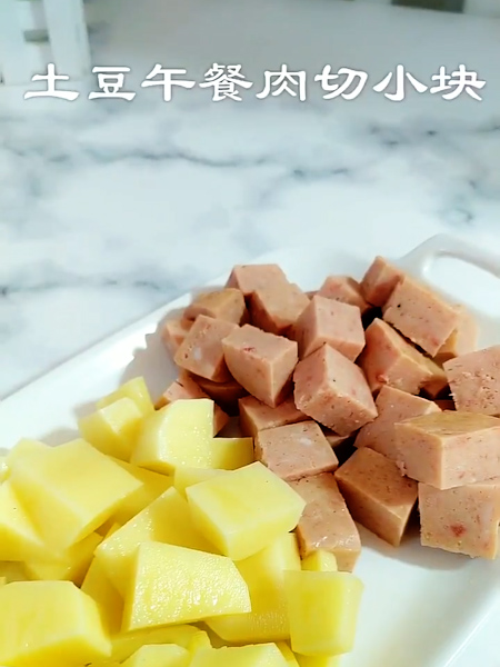 土豆焖饭的做法步骤：1