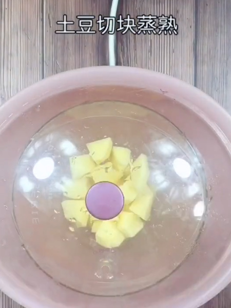 鲜虾芝士土豆饼的做法步骤：1