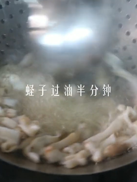 葱姜炒蛏子皇的做法步骤：1
