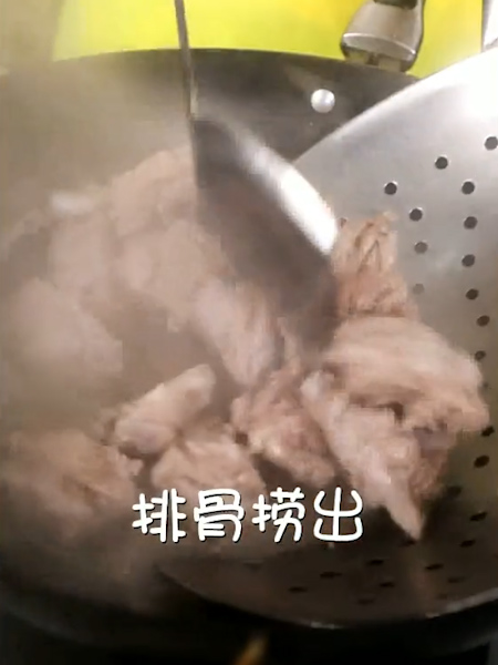 糖醋排骨的做法步骤：2