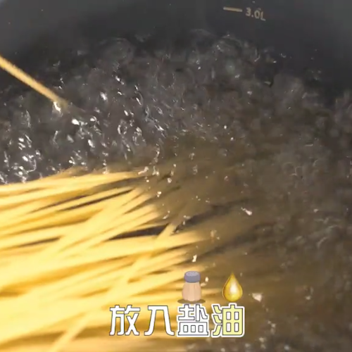 白贝蒜油意面的做法步骤：1