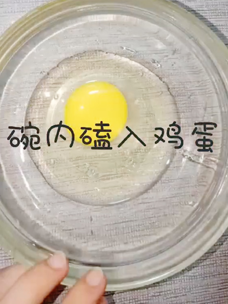 平底锅鸡蛋卷的做法步骤：1