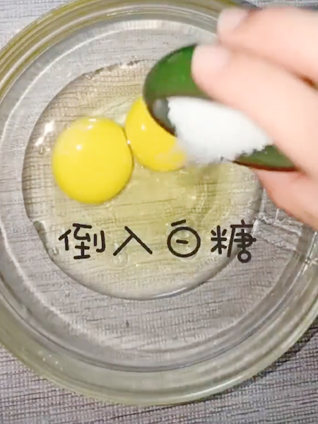 平底锅鸡蛋卷的做法步骤：2