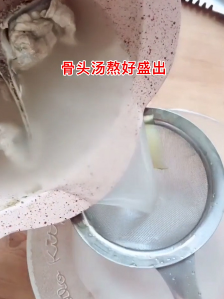 骨汤丝瓜鸡蛋面的做法步骤：1