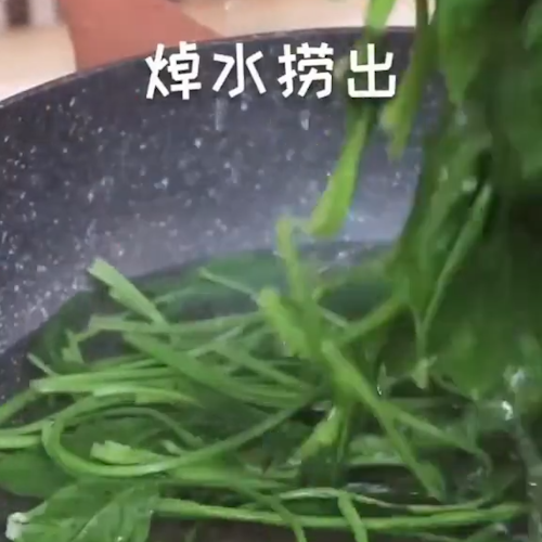 自制菠菜面的做法步骤：1
