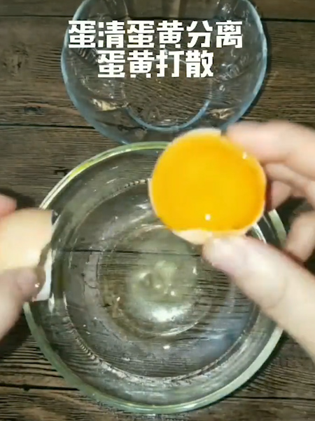 丝瓜滑蛋碎虾的做法步骤：1