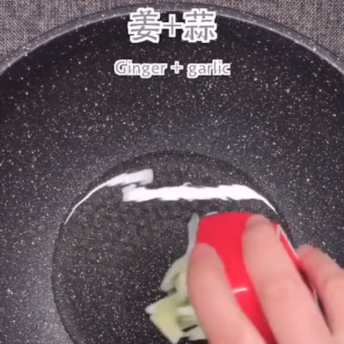 茭白肉丝的做法步骤：1