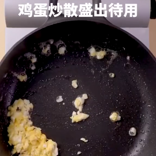 午餐肉炒饭的做法步骤：1