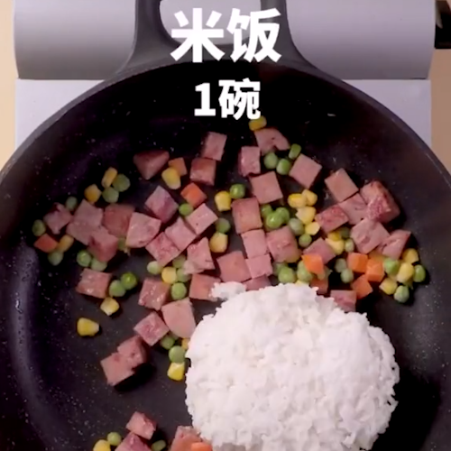 午餐肉炒饭的做法步骤：3