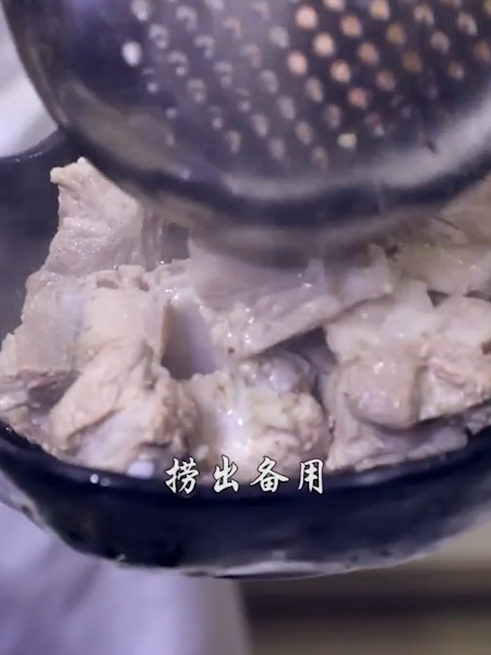 糖醋排骨的做法步骤：1