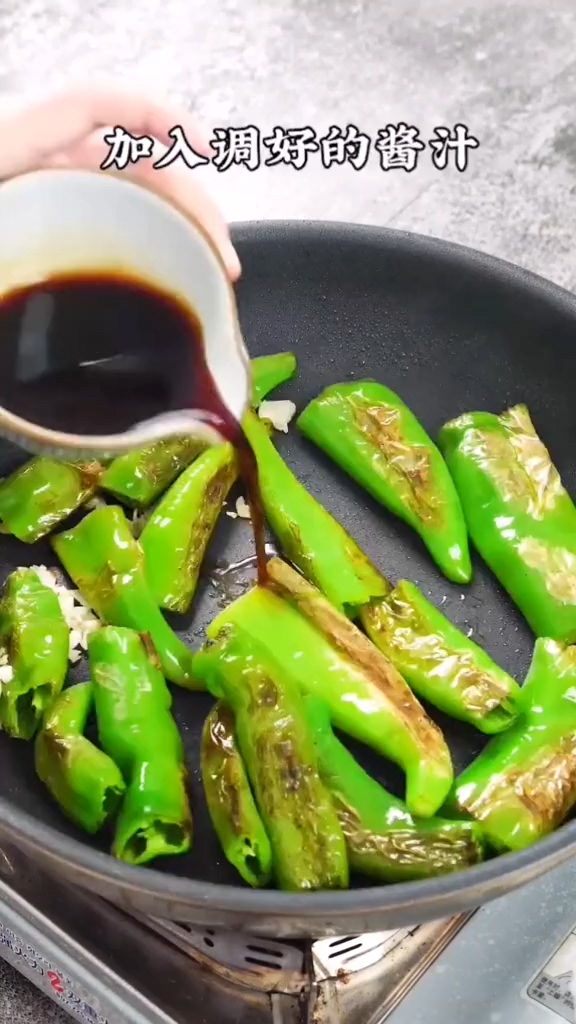 虎皮青椒的做法步骤：4