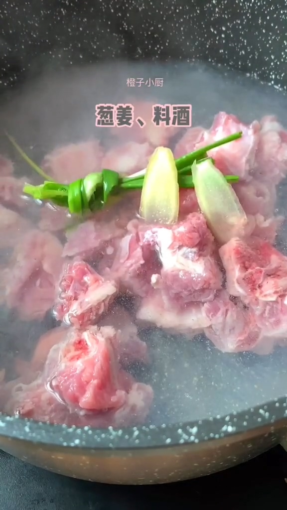 排骨炖土豆的做法步骤：1