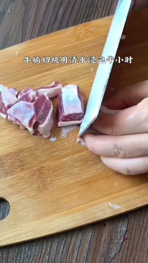 番茄炖牛腩的做法步骤：1