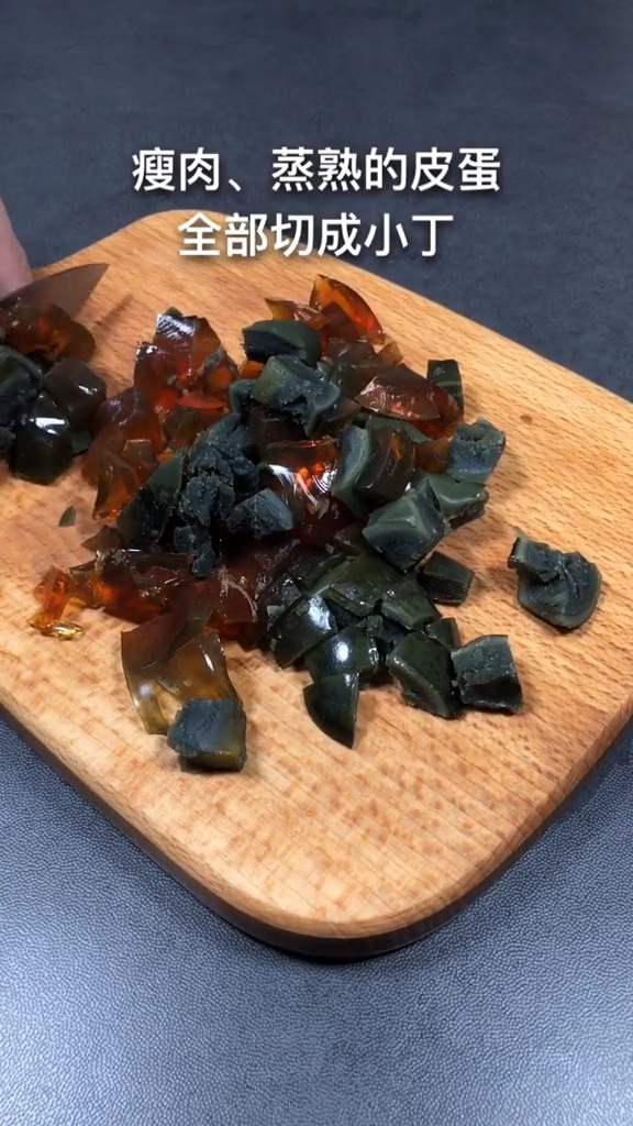皮蛋瘦肉粥的做法步骤：1