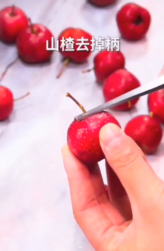 自制拔丝糖葫芦的做法步骤：1